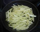 Foto del paso 8 de la receta: Rollitos de pechuga rellenos de jamón serrano, queso y espinacas con papas fritas