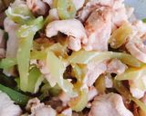รูปขั้นตอนการทำที่ 3 ของ ผัดอกไก่พริกหยวก