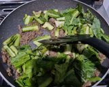 Foto langkah ke 4 dari resep Daun Kembang Kol Tumis Daging.