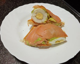 Foto del paso 4 de la receta: "Bomba" de salmón ahumado, aguacate y huevo
