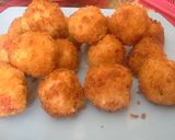 Foto langkah ke 6 dari resep Rice ball mudah isi sosis.