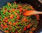 Virslis-tarhonyás egytálétel 🥘 recept fázis 5 fotója