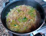 Foto del paso 8 de la receta: Bonito en salsa de dos tipos de cebollas, pimiento y azafrán