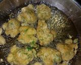 A picture of step 2 of Methi pakoda.