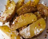 Foto langkah ke 2 dari resep Spicy Potato Wedges.