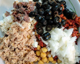 Foto del paso 3 de la receta: 168.🥗Ensalada de garbanzos, tomate seco y anchoas con veganesa🍅