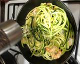 Foto del paso 5 de la receta Espagueti de calabacín salteados con ajo laminado y gambón