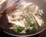 Hình bước làm 5 của món 🌱 Mì Nưa Xào Nấm Mỡ & Lá Cải Bẹ Trắng (Vegan)