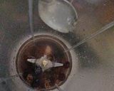 A picture of step 2 of Raisins cranberry juice.