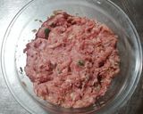 Foto del passaggio 3 della ricetta Polpette di carne al sugo con patate e piselli 🌷