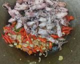 Foto langkah ke 2 dari resep Cumi asin tumis pedas.
