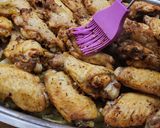 Foto del paso 5 de la receta: 🍗🥔🧅 Alitas de pollo al horno sobre colchón de papas y cebollas 🧅🥔🍗