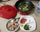 รูปขั้นตอนการทำที่ 3 ของ ต้มยำไก่น้ำใส​ สำหรับเด็กหอ