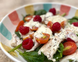 Foto del paso 3 de la receta: Ensalada de espinacas con pollo, frambuesas y salsa de yogur