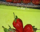 Foto langkah ke 4 dari resep Vanilla Panna Cotta with Strawberry Compote.