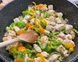 Une image de l'étape 17 de Poulet au lait de coco et poivrons.