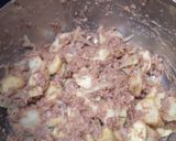 Foto del paso 3 de la receta: Carne de lata con patatas