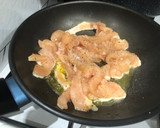 Foto del paso 4 de la receta: Salteado de espárragos de temporada con gamba congelada, pechuga de pollo y huevos de codorniz