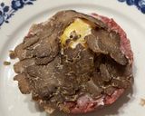 Foto del passaggio 3 della ricetta Tartare di manzo con uovo poche e tartufo nero