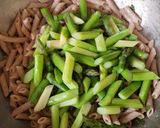 Foto del paso 4 de la receta: Pasta integral con espárragos en salsa de limón