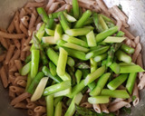 Foto del paso 4 de la receta: Pasta integral con espárragos en salsa de limón