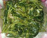 Foto langkah ke 3 dari resep Tumis Kangkung Saus Tiram.