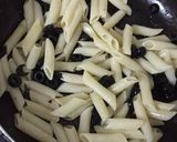 A picture of step 1 of Garlic olive dry pasta.