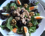 Foto del paso 4 de la receta: Ensalada de brotes tiernos con atún, huevo, nueces y aceitunas