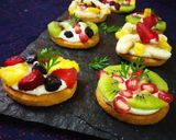 A picture of step 4 of Biscuit mini fruit pizza.