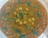 A picture of step 4 of Kabuli chana with poory achar.