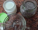 Foto del paso 1 de la receta: Chía pudding de yogur casero con granada, almendras, mantequilla de avellanas y menta fresca 🌱