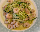 Foto del paso 4 de la receta: Espaguetis de calabacín con gambas salteadas