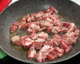 Foto del paso 2 de la receta: Carne con champiñones y verduras, al vino y soja