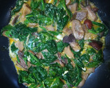 Foto del paso 3 de la receta: Revuelto de setas y espinacas