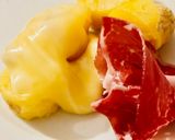 Hình bước làm 4 của món Raclette - Món Pháp Truyền Thống Mùa Lạnh Với Phô Mai Nóng Chảy, Jambon & Khoai Tây