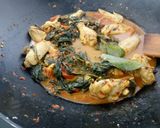 Foto langkah ke 4 dari resep Ayam santan daun singkong.