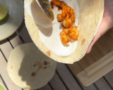 Foto del paso 5 de la receta: Tacos de langostinos marinados y pico de gallo con mango