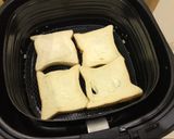 Hình bước làm 2 của món Pizza nhanh gọn nhân thịt băm xúc xích từ đế bánh mỳ gối - Air fryer - Nồi chiên không dầu