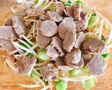 Hình bước làm 4 của món Mì Gói Xào Thập Cẩm Bò Viên & Tôm Tươi Sốt Cà