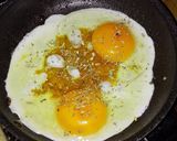 Foto del paso 3 de la receta: Huevos fritos en cama de picadillo de tomate y orégano