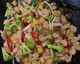 Foto langkah ke 4 dari resep Ayam Brokoli Saus Tiram ala Kiena.