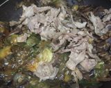 Foto del paso 2 de la receta: Salteado de pollo,🍗calabacin y champiñón en hojas de lechuga🥬🍄🟫🧅