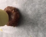 Foto del paso 7 de la receta: Panellets de almendra con Nesquik, rellenos de chocolate blanco y los clásicos de piñones