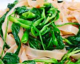 Hình bước làm 3 của món Bánh đa đỏ trộn sốt cà chua