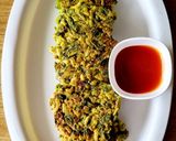A picture of step 4 of Puffed rice and palak vade.