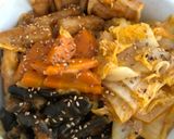 Hình bước làm 4 của món Tteokbokki Chay / Bánh gạo Hàn Quốc phiên bản "lười"
