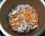 รูปขั้นตอนการทำที่ 3 ของ ข้าวหุงใส่ไก่และเห็ดชิเมจิ (Takikomi Gohan)