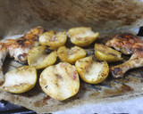 Foto del paso 4 de la receta: Contramuslos de pollo con patatas al grill doble con curry