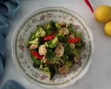 Foto langkah ke 5 dari resep Tumis Brokoli & Jamur.