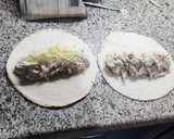 Foto del paso 4 de la receta: Burritos de pollo desmechado con crema de queso, mostaza y guacamole exprés